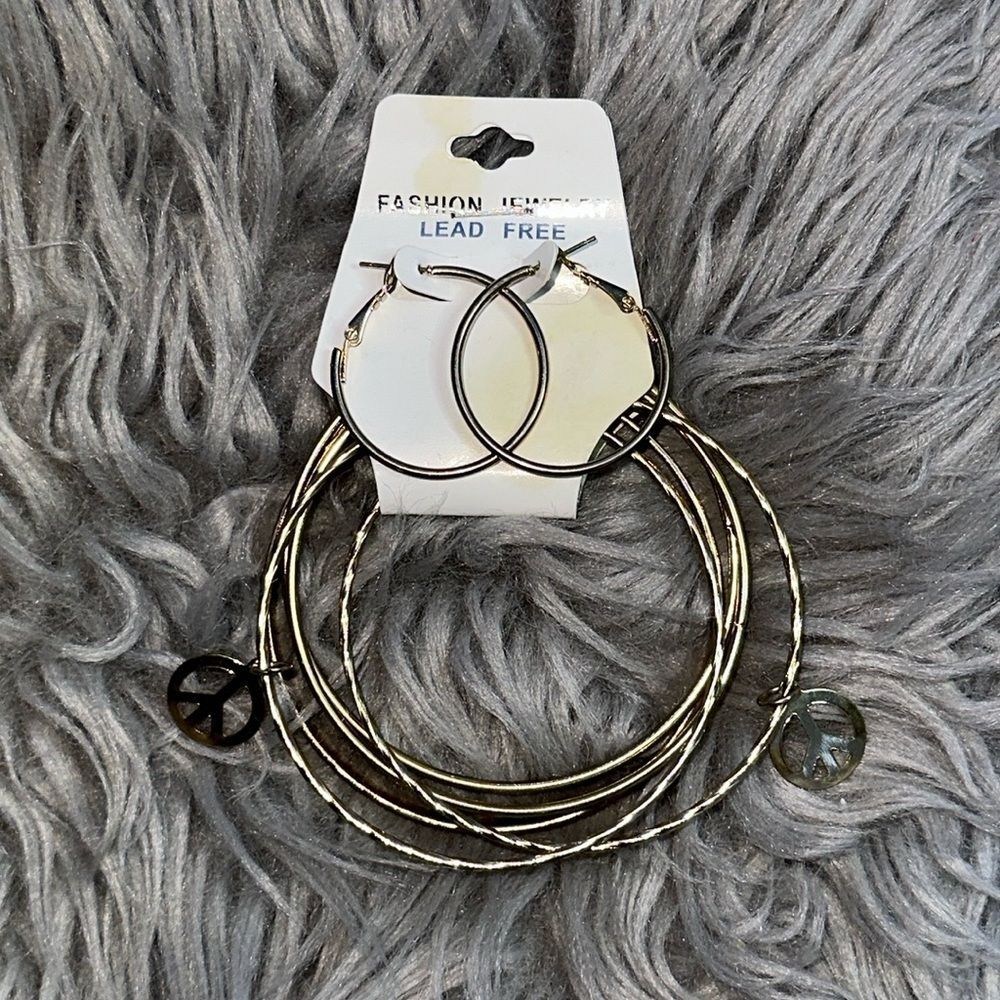 Women’s Gold Tone Bangle Bracelets & Earrings Set – Fashion Jewelry Unbranded